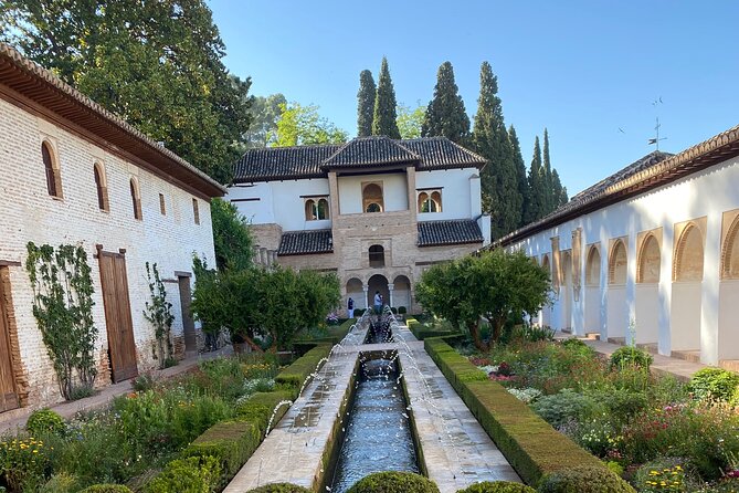 Alhambra tickets with Nasrid Palaces + Tourist Train - Communication can make or break the day