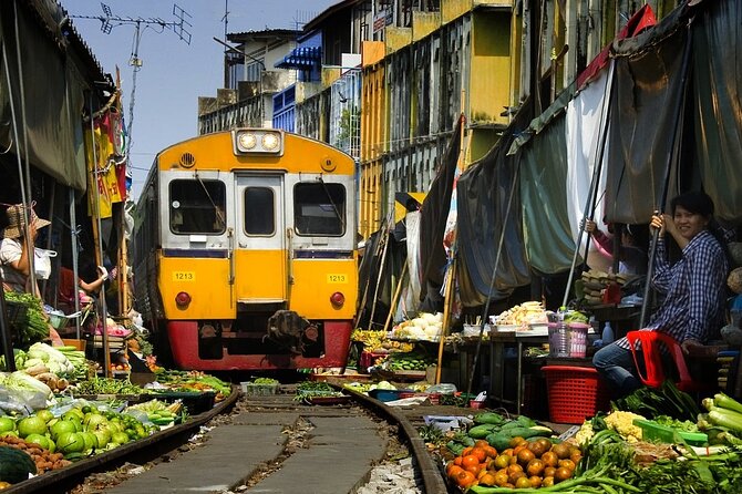 Ayutthaya, Maeklong Railway, Damnoen Saduak Floating Market - Maeklong Railway Market: a market with tracks underfoot