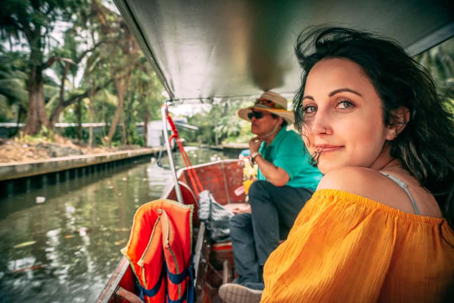 Bangkok: Ayutthaya, Railway & Floating Markets Full-Day Tour - Wat Mahathat and the Buddha head in the roots