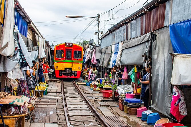 Bangkok: Floating Market and Train Tour with Guide in Spanish and English - The long road from Bangkok to Maeklong