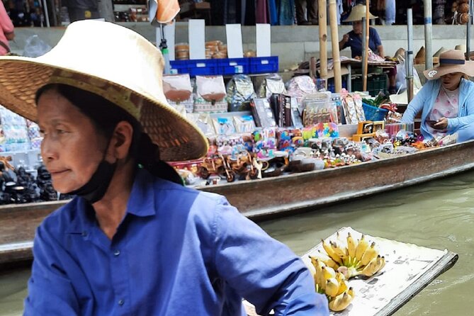 Bangkok: Floating Market and Train Tour with Guide in Spanish and English - Guides, language, and the human side of the day