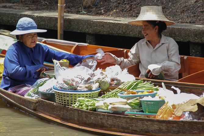 Bangkok: Floating Market and Train Tour with Guide in Spanish and English - Timing, group size, and the return to Bangkok