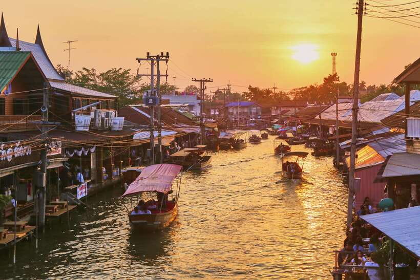 Bangkok: Maeklong Railway & Amphawa Floating Market Day Trip - Two hours at Amphawa Floating Market