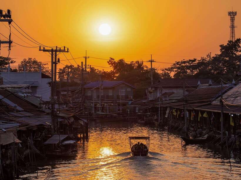 Bangkok: Maeklong Railway & Amphawa Floating Market Day Trip - Should you book this Bangkok day trip?