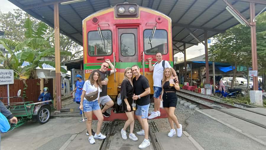 Bangkok: Maeklong Railway & Damnoen Saduak Floating Markets - Key points at a glance