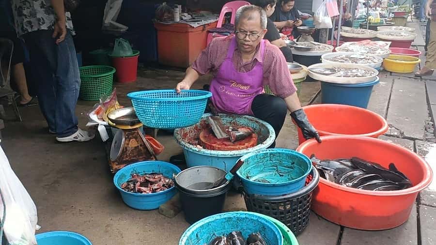Bangkok: Maeklong Railway & Damnoen Saduak Floating Markets - Reaching Damnoen Saduak by longtail boat