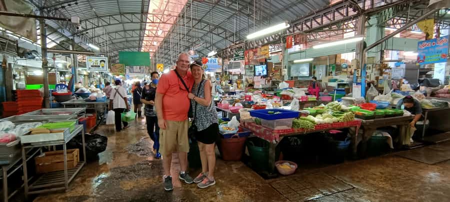 Bangkok: Maeklong Railway & Damnoen Saduak Floating Markets - What to expect at Damnoen Saduak Floating Market
