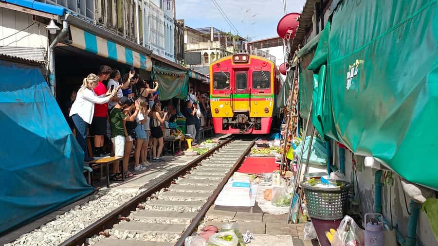 Bangkok: Maeklong Railway & Damnoen Saduak Floating Markets - Timing, walking, and who should skip it