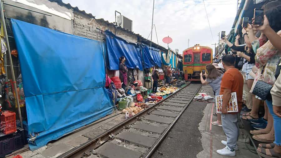 Bangkok: Maeklong Railway & Damnoen Saduak Floating Markets - Watching the train cross Maeklong’s market stalls
