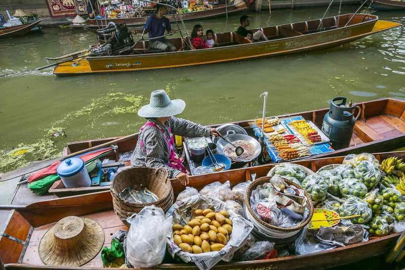 Bangkok: Railway and Floating Market Tour with Dragon Temple - Why this three-stop day works from Bangkok