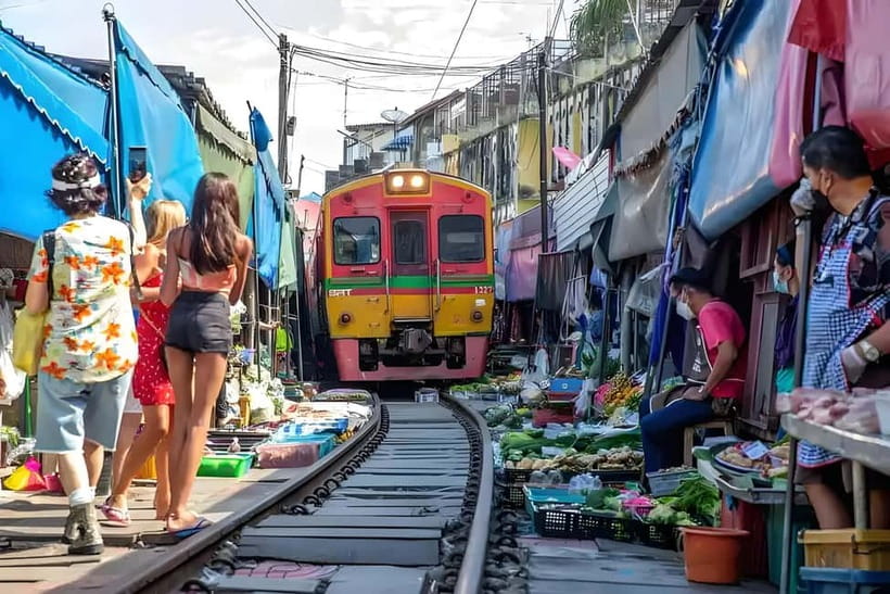 Bangkok: Railway, Floating Market & Chao Phraya Cruise Tour - Maeklong Railway Market and the train moment