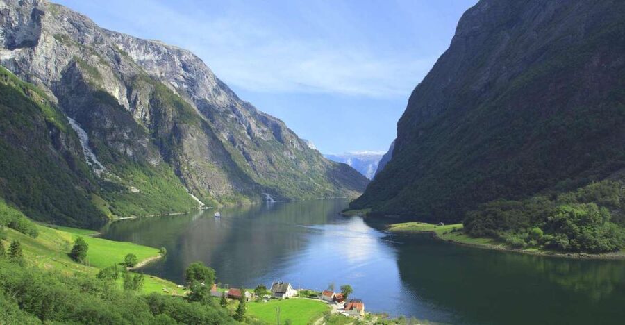 Bergen: Private Day Tour, Nærøyfjord Cruise and Flåm Railway - From Bergen to Tvindefossen by private car