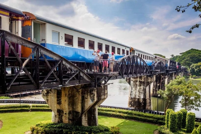 BKK: Damnoen Floating Market, Maeklong Rail & River Bridge - The shape of this 11-hour day