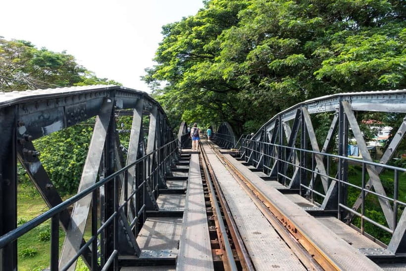 BKK: Damnoen Floating Market, Maeklong Rail & River Bridge - Kanchanaburi War Cemetery: a quiet change of mood