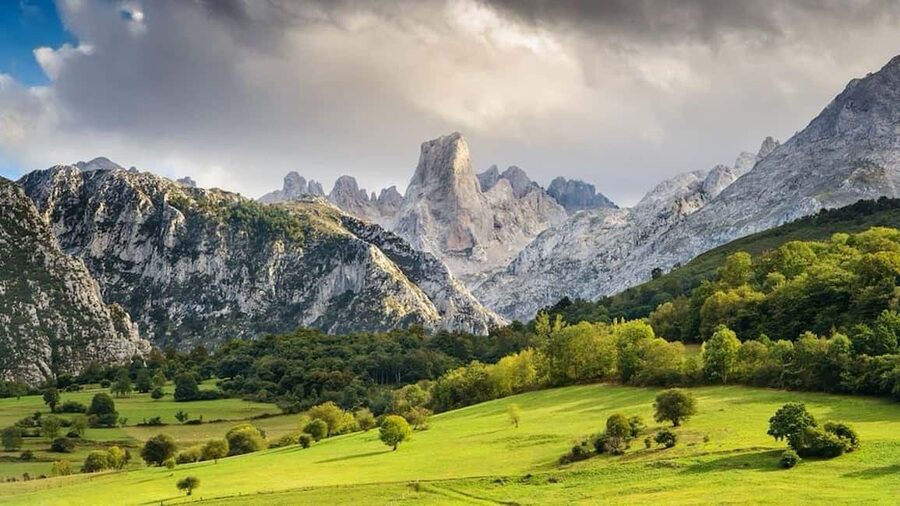 Bulnes: Excursion with funicular and Cabrales cheese cave in the Picos de Europa - The long ride toward Poncebos