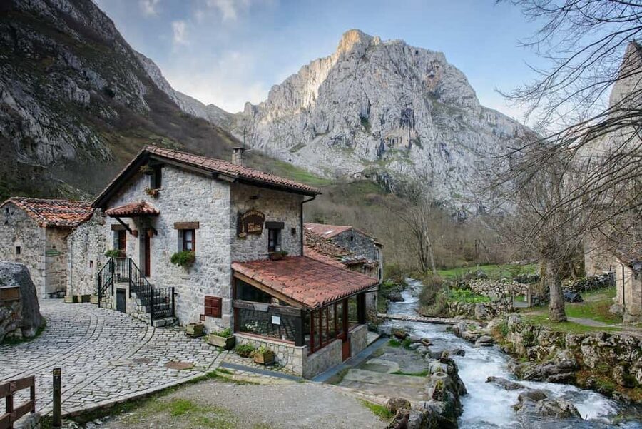 Bulnes: Excursion with funicular and Cabrales cheese cave in the Picos de Europa - Riding the underground funicular to Bulnes