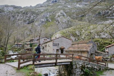 Bulnes: Excursion with funicular and Cabrales cheese cave in the Picos de Europa