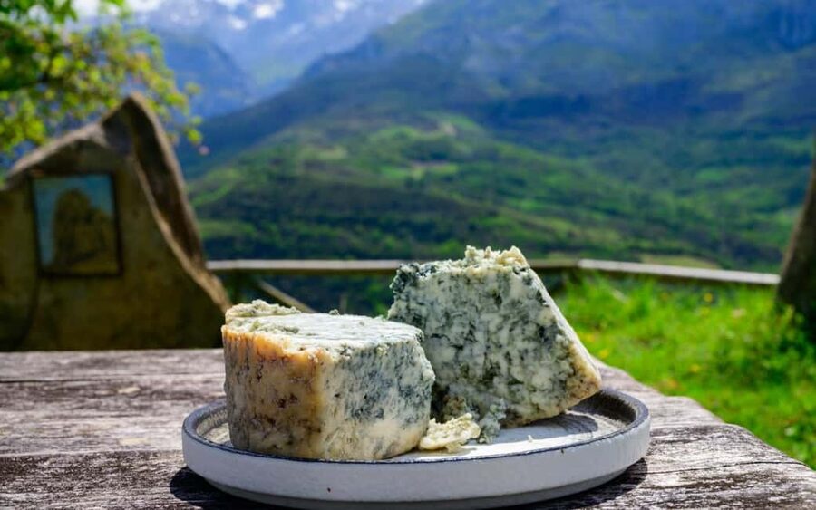 Bulnes: Excursion with funicular and Cabrales cheese cave in the Picos de Europa - A quiet hour in Bulnes
