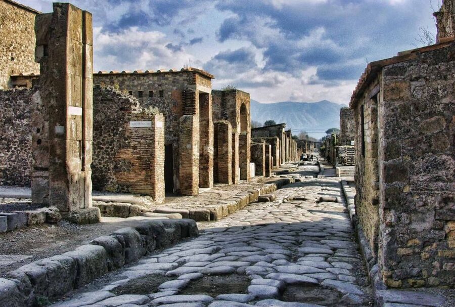 Campania Express Train Pompeii Tour with Vesuvius or Winery - One hour of free time in Pompeii