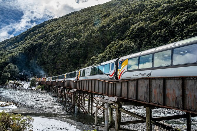 Christchurch to Arthur's Pass Day Tour: TranzAlpine Train & Lunch - Lake Lyndon and Porters Pass