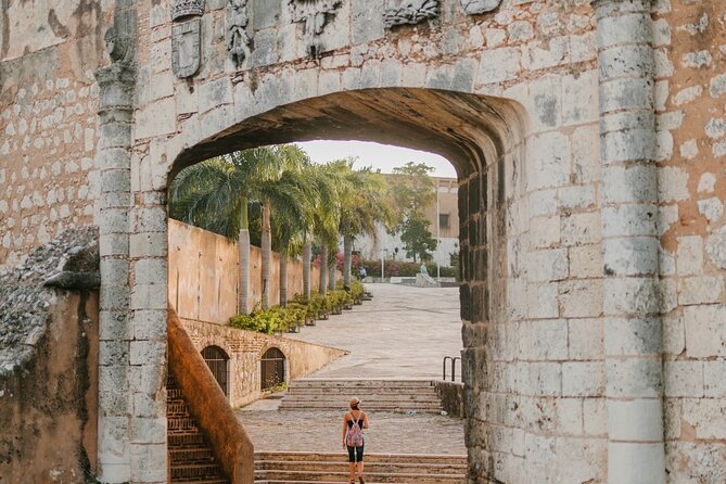 Colonial Zone Train 45 minutes of history and culture in Santo Domingo - Seeing 25 or more monuments from a moving train