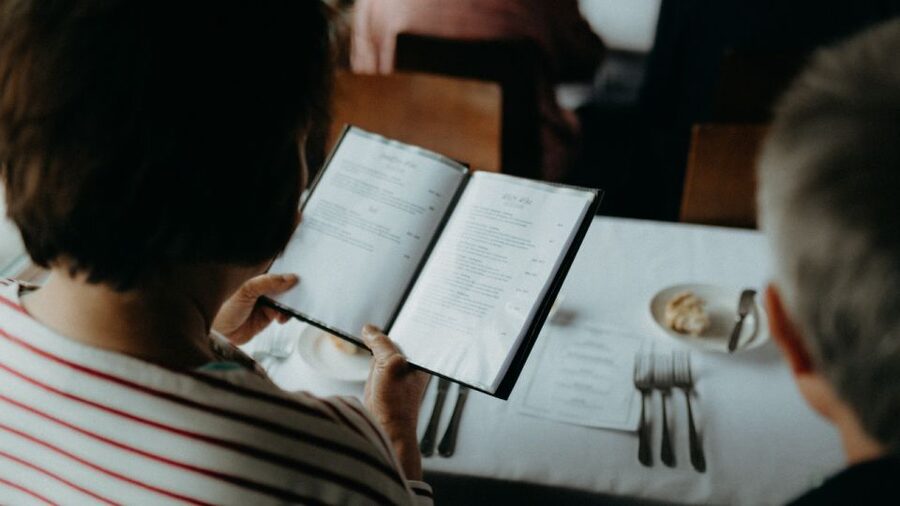 Drysdale: Restaurant Train Dining Experience - Choosing drinks from the Bellarine and beyond