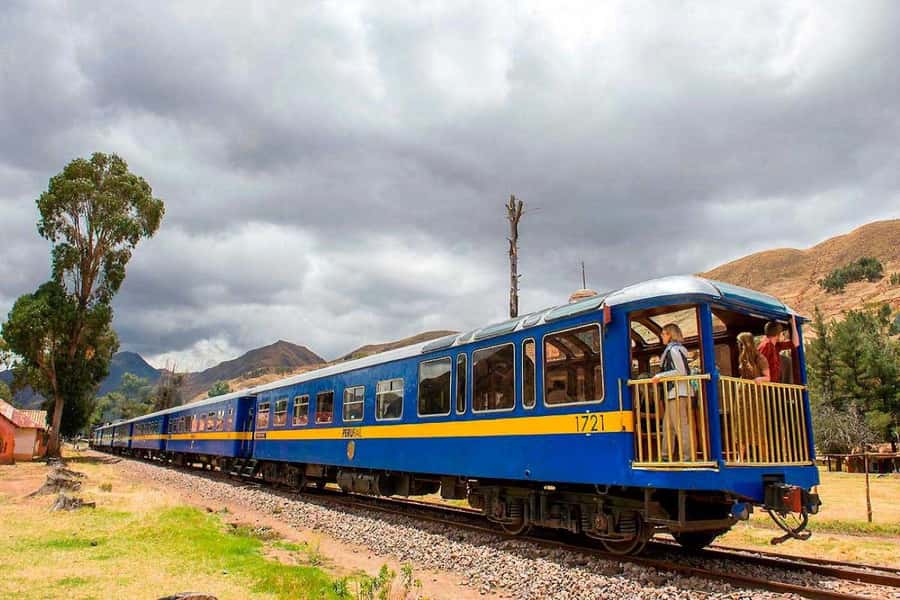 Excursion Cusco - Puno - Titicaca Observatory Train - The observatory car and Andean scenery