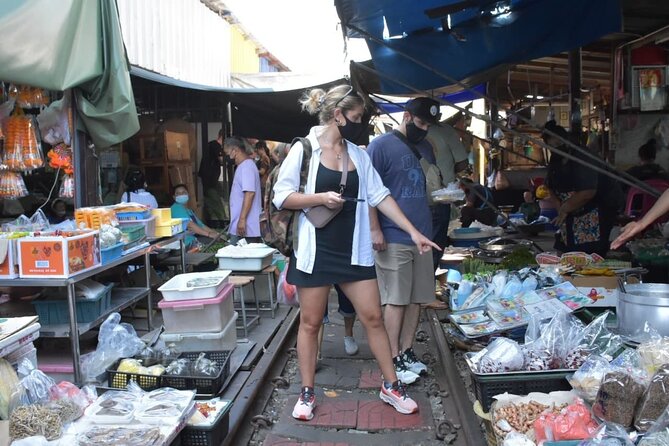Floating Market with Great Pagoda Temple and Wat Sam Phran - Damnoen Saduak by private long-tail boat