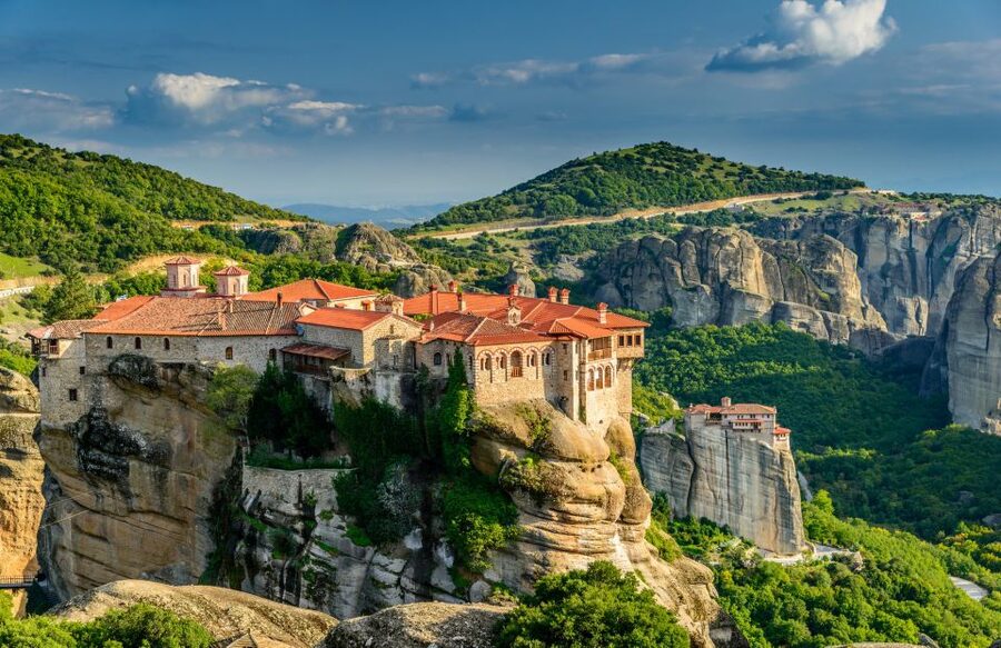 From Athens: Meteora Train Trip with Overnight Stay - The early train from Athens to Kalambaka