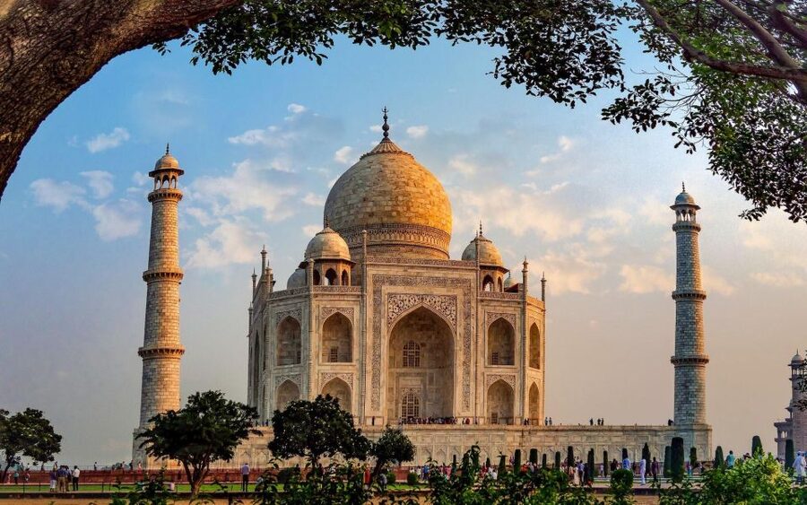 From Delhi:All Inclusive Taj Mahal Day Tour by Fastest Train - Meeting the Taj Mahal on a Tight Schedule