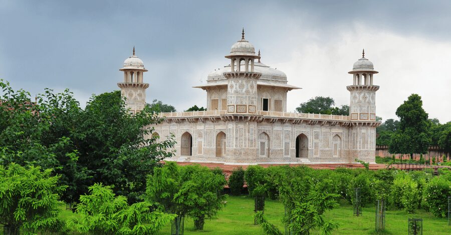 From Delhi: Private Taj Mahal & Agra Day Trip by Car or Rail - What the 4.9 rating tells you
