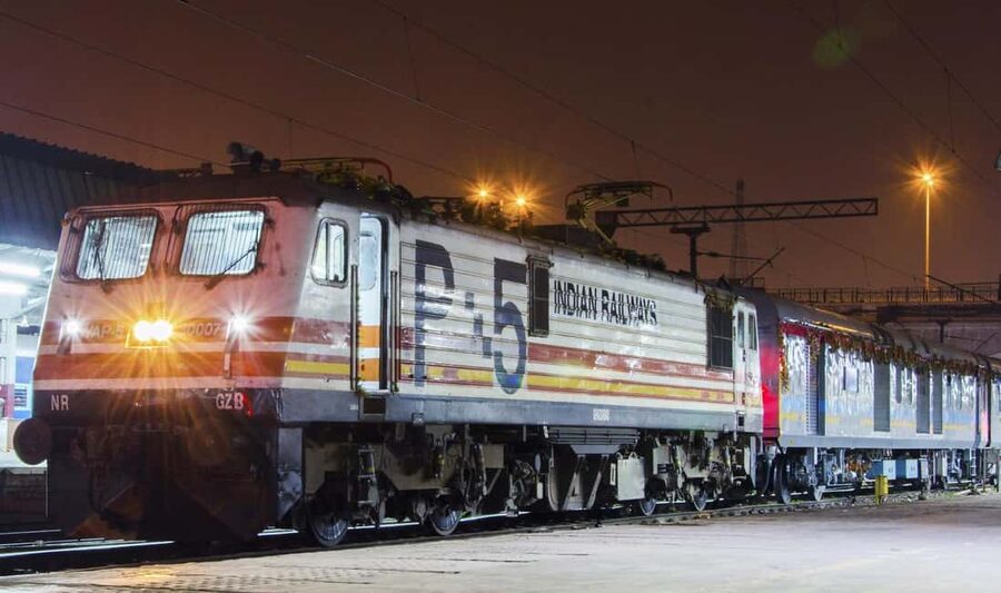 From Delhi: Same Day Taj Mahal Trip By India's Fastest Train - Lunch in Agra, with an extra bill