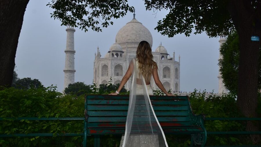 From Delhi: Taj Mahal & Agra Tour by Gatimaan Express Train - A private car makes the afternoon easier