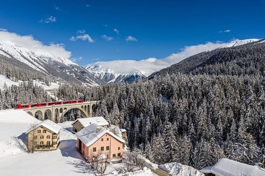 From Milan: Bernina Red Train to St Moritz Guided Tour - Finding the bus at Piazza della Repubblica