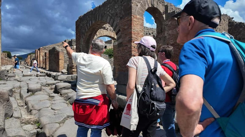 From Naples: Guided tour of Pompeii skip-the-line and round-trip train - The 40-minute train ride to Pompeii