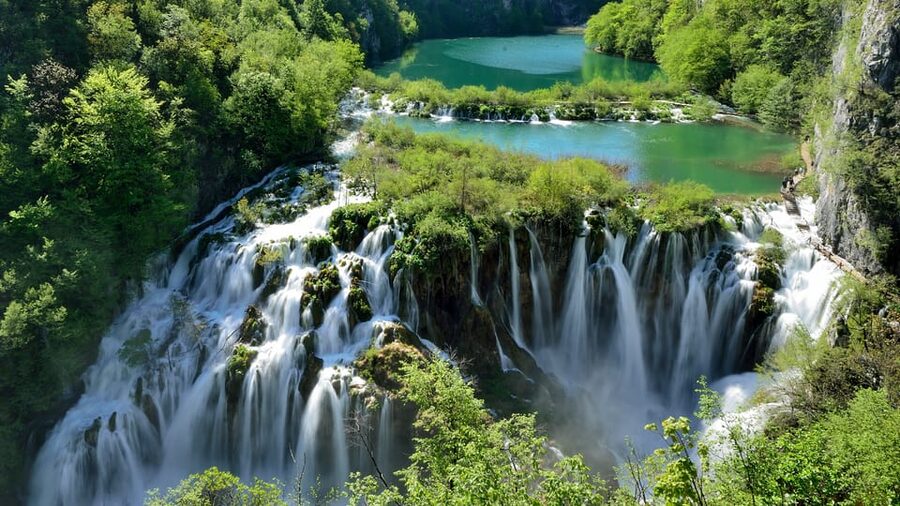 From Zadar: Plitvice Lakes Tour with Boat & Train Ride - The guide makes the free time easier