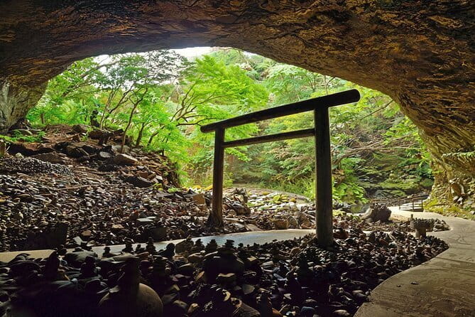Fukuoka Takachiho Gorge, Amano Iwato and Scenic Train Tour - Takachiho Gorge and the climb to Manai Falls