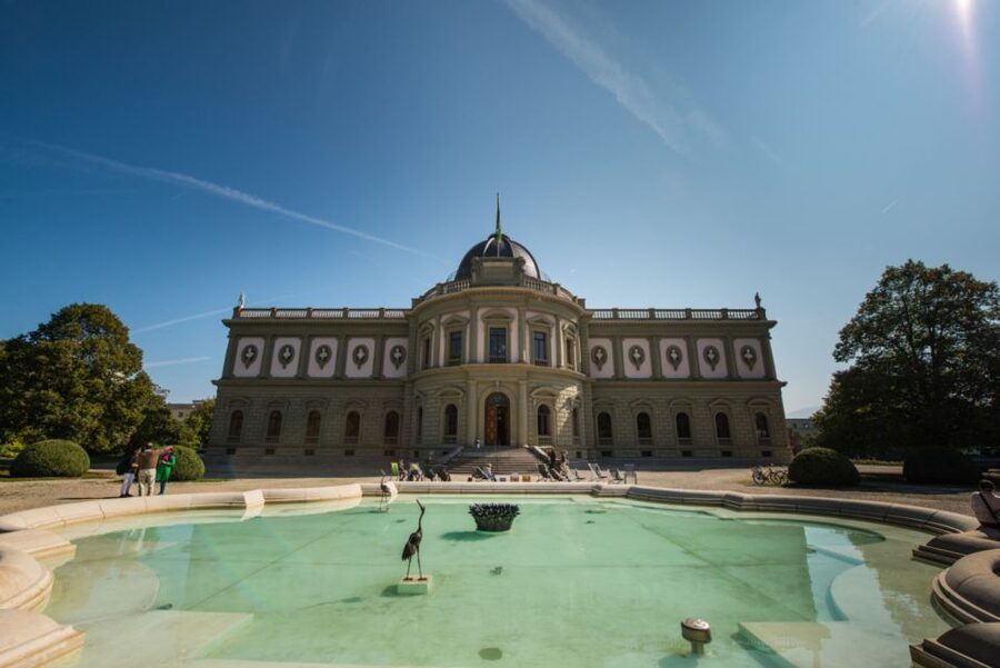 Geneva: Hop-on Hop-Off Bus & Scenic Mini-Train Tour - A closer look at the audio and guiding