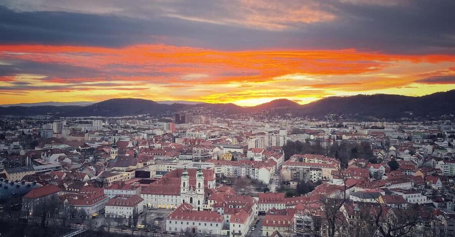 Graz: Funicular Ride & Schlossberg Picnic Experience - Meeting at Schlossbergplatz and Finding the Taubenbrunnen