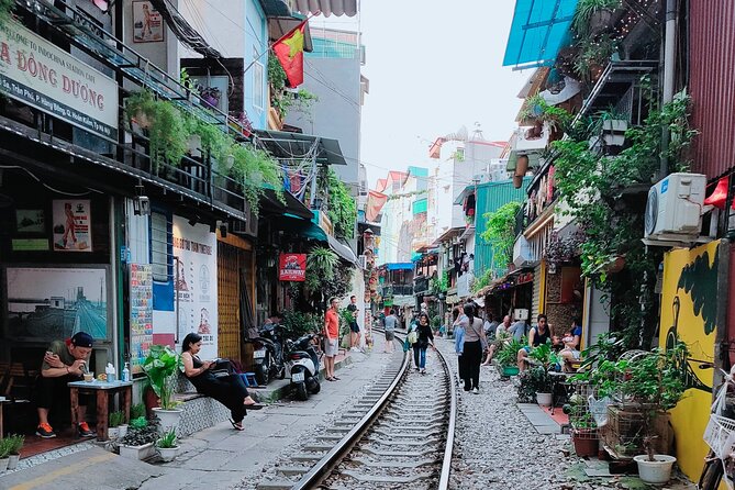 Hanoi city tour and drinking beside railway- group tour - Lunch in the Old Quarter