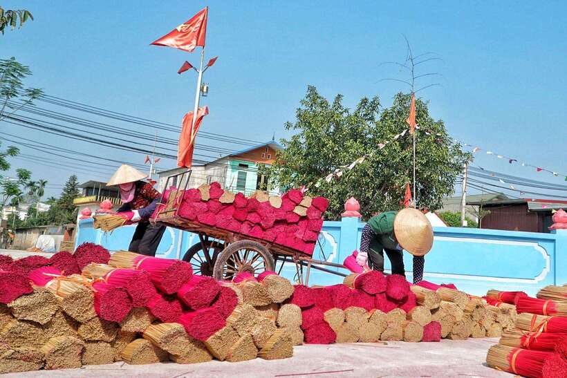 Hanoi's artisan trail:Incense Village,Hat,Lacquer & Train St - Who will enjoy this day trip most?