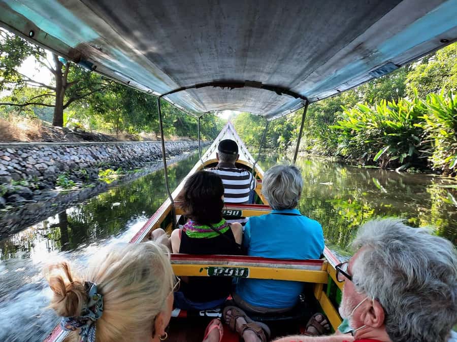 Hua Hin: Maeklong Railway & Amphawa Floating Markets Tour - One hour to walk, snack, and browse