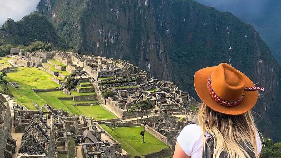 Machu Picchu: 1-day tour by Vistadome Panoramic train - Lunch and your hour in Aguas Calientes