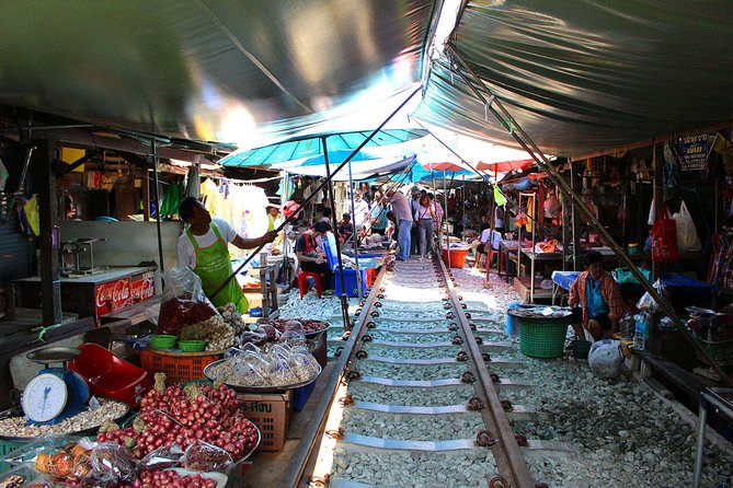 Maeklong & Damnoen Saduak Markets: Railway & Floating Market Tour - What the guide adds to the experience