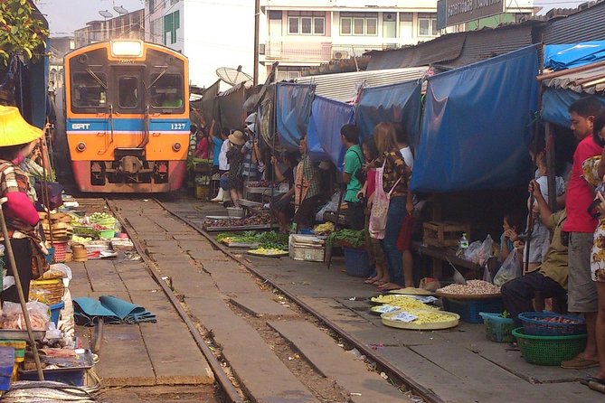 Maeklong & Damnoen Saduak Markets: Railway & Floating Market Tour - Maeklong Railway Market and its disappearing umbrellas