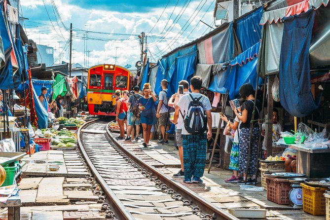 Maeklong Railway & Floating Market Tour (Private & All-Inclusive) - Wat Samphran, the 17-story Dragon Temple