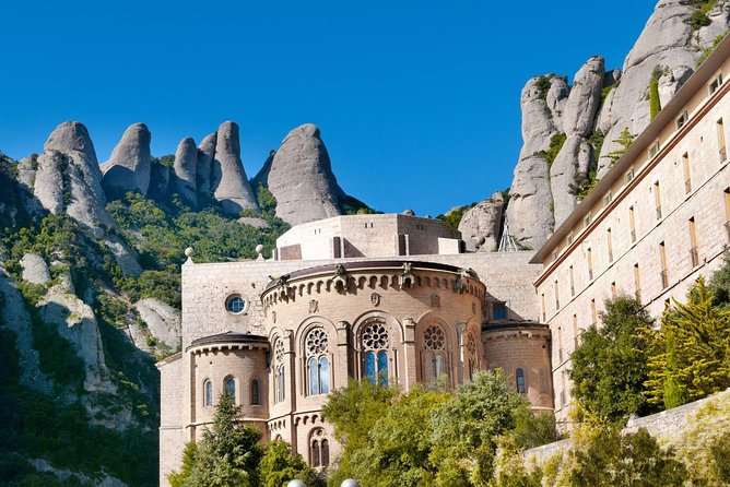 Montserrat: Cog-Wheel, Basilica, Black Madonna & Licor Tasting - Guide quality and bilingual delivery