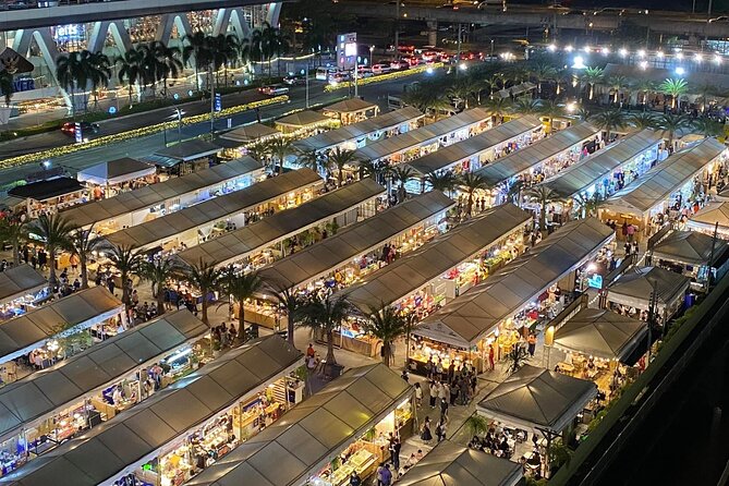 Night life in Bangkok - Jodd Fairs Train Night Market(Joint) - Why a Guide Helps at a Crowded Market