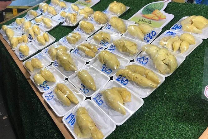 Night life in Bangkok - Jodd Fairs Train Night Market(Joint) - Is $15.39 a Good Deal?