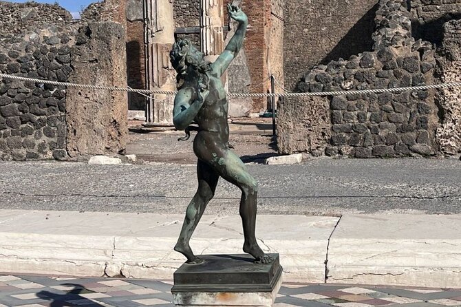 Pompeii and Naples Tour from Rome by Train with Lunch - How the guides shape the day
